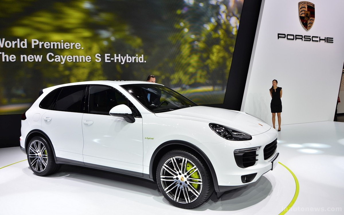 Comparison Porsche Cayenne S EHybrid 2018 vs Porsche Cayenne